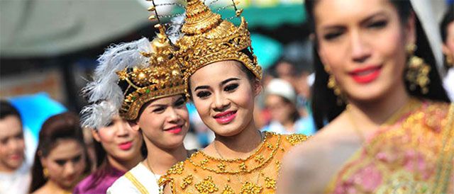 Why do people in the south of Thailand speak faster while those in the north speak slower? Is it because of the culture, geography or external factors? We will discuss the topic in more detail below. As an avid traveler and explorer, I find the South and the North of Thailand charming in every possible way; be it varieties of spices, fruits, magnificent temples, and unique culture. Being a Thai, I’m still fascinated by the way the southerners and northerners in Thailand speak. No surprise, they have their local dialects much like other Asian languages. However, there’s this speed that has been a wonder to my mind. The Southerners tend to speak much faster, their words are shorter, more concise and generally, the conversation wraps up pretty quickly. Meanwhile, in the North, things are the other way round. In this article, we aim to dig deeper and see what are the reasons behind such characteristics. About Thailand and its seasons Thailand’s geography is quite diverse. The North is full of mountains and cooler weather. No joke, but the winter there is like European countries’ spring or summer which is about 15-20 degrees Celsius whereas the South is all about the sea, beaches and yes it’s hotter there. The temperature range from 28-35 Celsius. The key to their talking speed lies here; the weather. But before we go further into details, I need to share the different behavior of people in Thailand and Europe. Thailand is a hot, tropical country thus having sunshine throughout the year is quite common. As a result, not many people are a big fan of a hot sunny day. They are likely to carry UV-protection umbrella and prone to stay indoors with air conditioning. The winter in Thailand is rare and we cherish those few days or if lucky weeks we have per year (the temperature is about 20-25 degrees). That’s when outdoor restaurants make the most money, people go to the park and just chill in their “winter”. How the seasons play with language Now you know that the weather preference, as well as Thai people’s behavior, are generally the opposite of the Europeans. In the north of Thailand, as the weather is much cooler than the South, people feel there’s no need to rush. They speak slower and have a longer conversation because it’s nice and cold outside. Southerners, on the other hand, tend to keep it short because it’s so hot there. They wrap things up, cut the words short and don’t waste any time as the sun isn’t always their cup of tea. The different speed plays a key role in their local dialects’ difference that you can experience yourself if you have a chance to visit the region. I hope this article benefits you one way or another. Contact us if you need any more information when it comes to Thai or any other Asian languages’ dialect knowledge and tips.